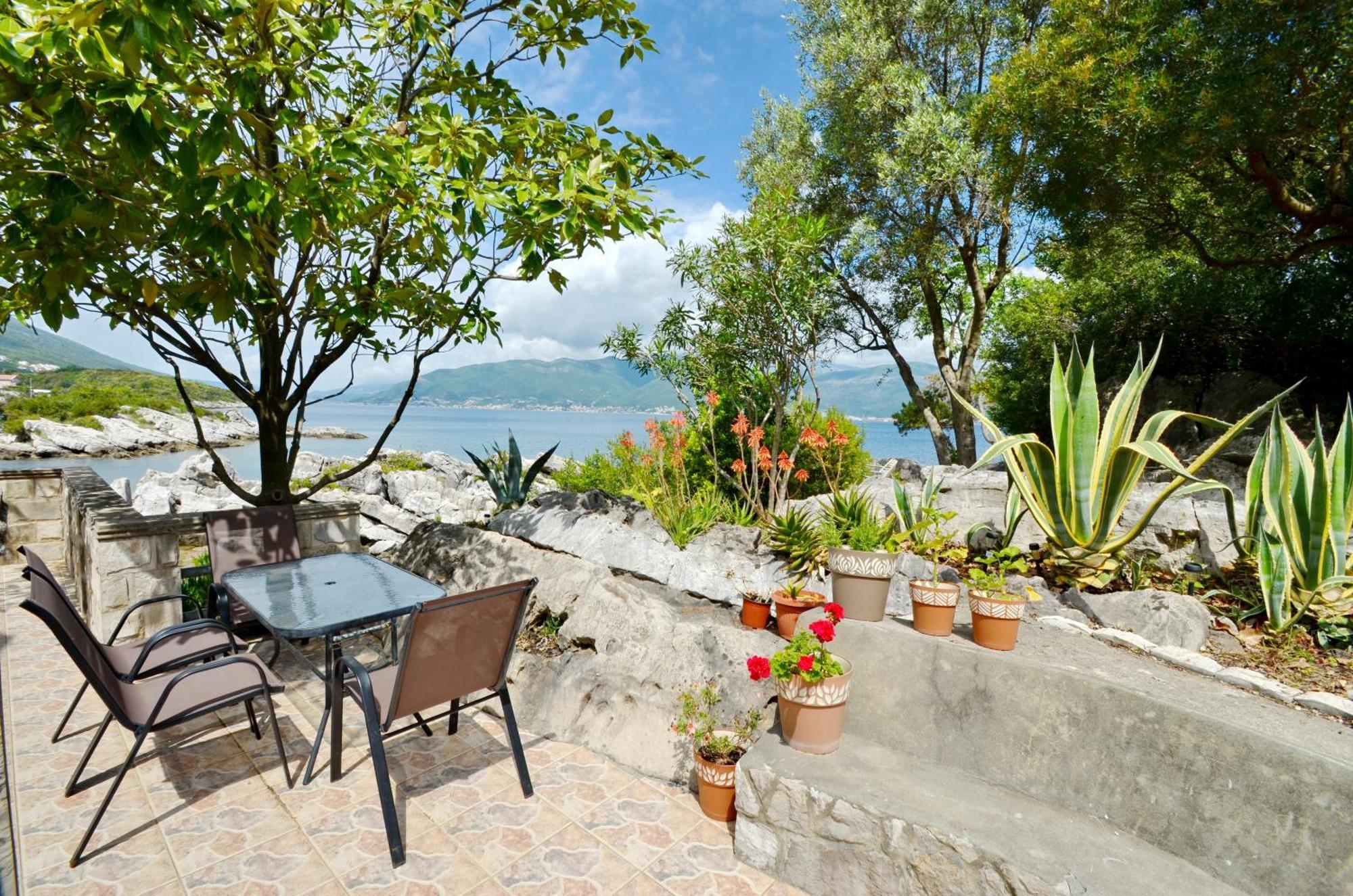 Holiday Home Brinic Тиват Екстер'єр фото