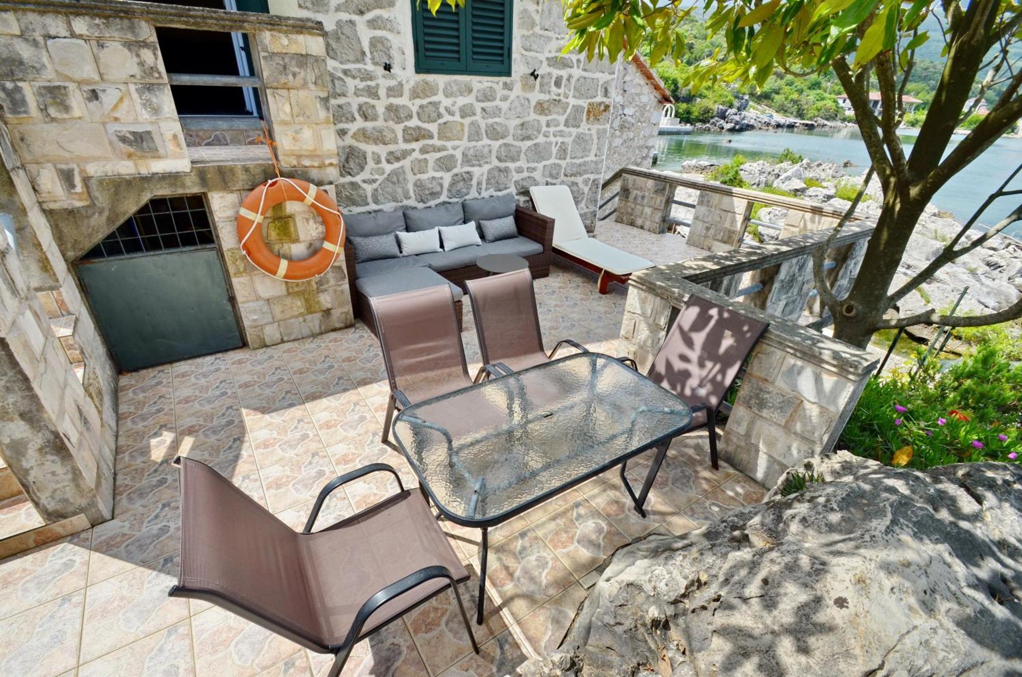 Holiday Home Brinic Тиват Екстер'єр фото