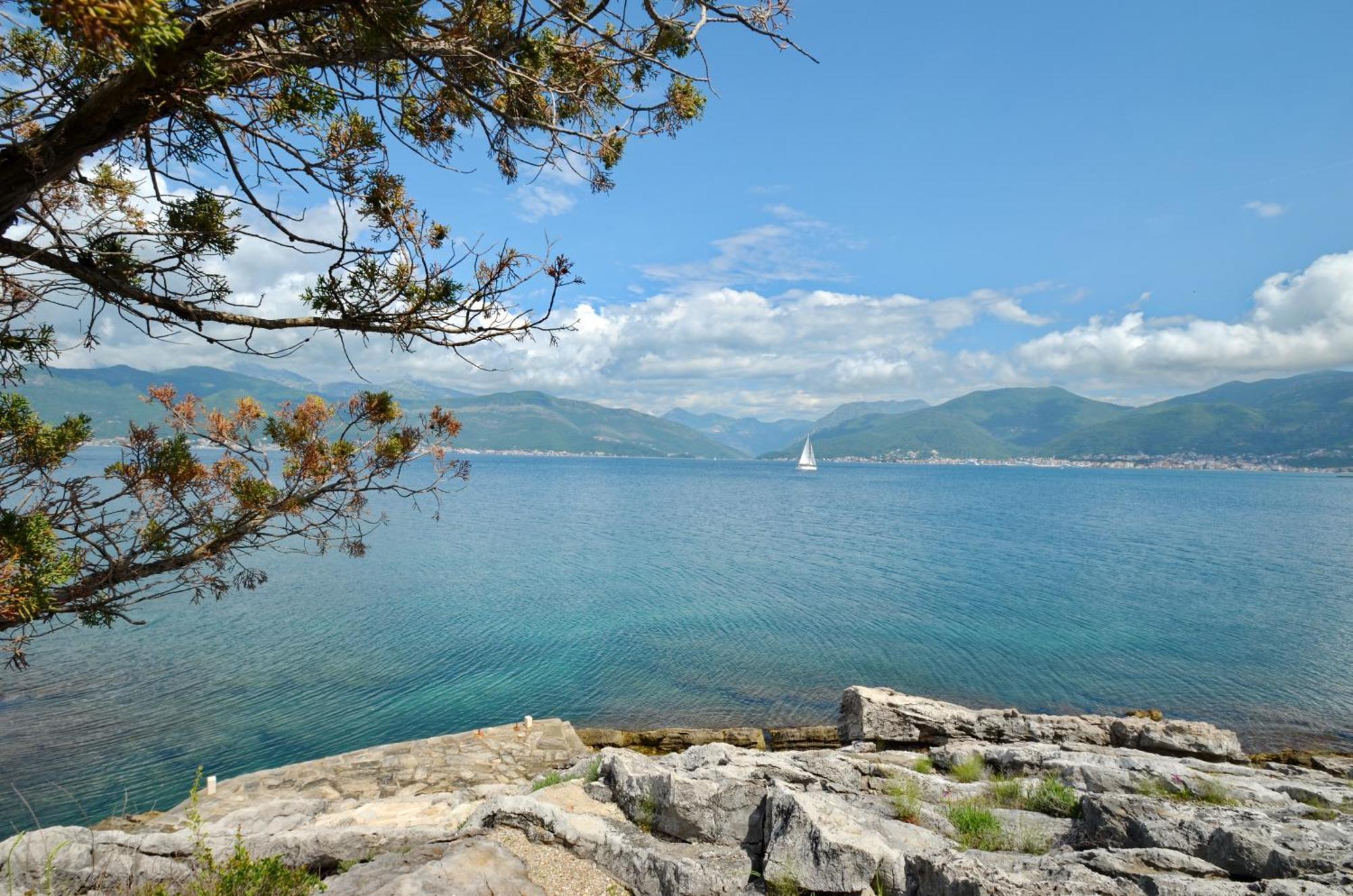 Holiday Home Brinic Тиват Екстер'єр фото