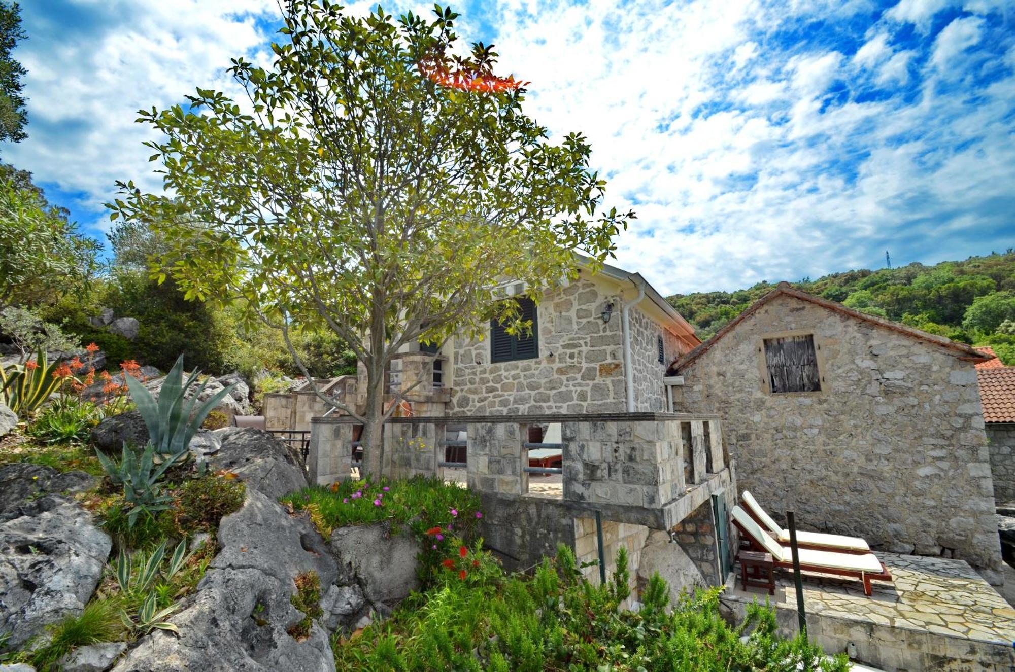 Holiday Home Brinic Тиват Екстер'єр фото